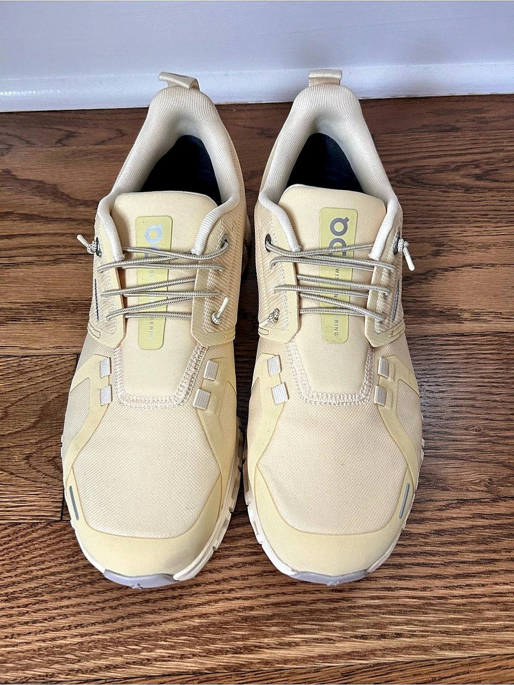 On Cloud 5 Waterproof Athletic Shoes Cream - size 7.5